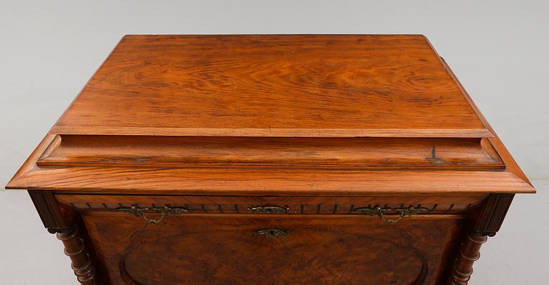 CHIFFONJÉ, 1800-talets andra hälft.