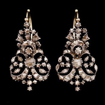 ÖRHÄNGEN, 1 par, 14 k guld, 1900-talets första hälft, med rosenslipade diamanter.