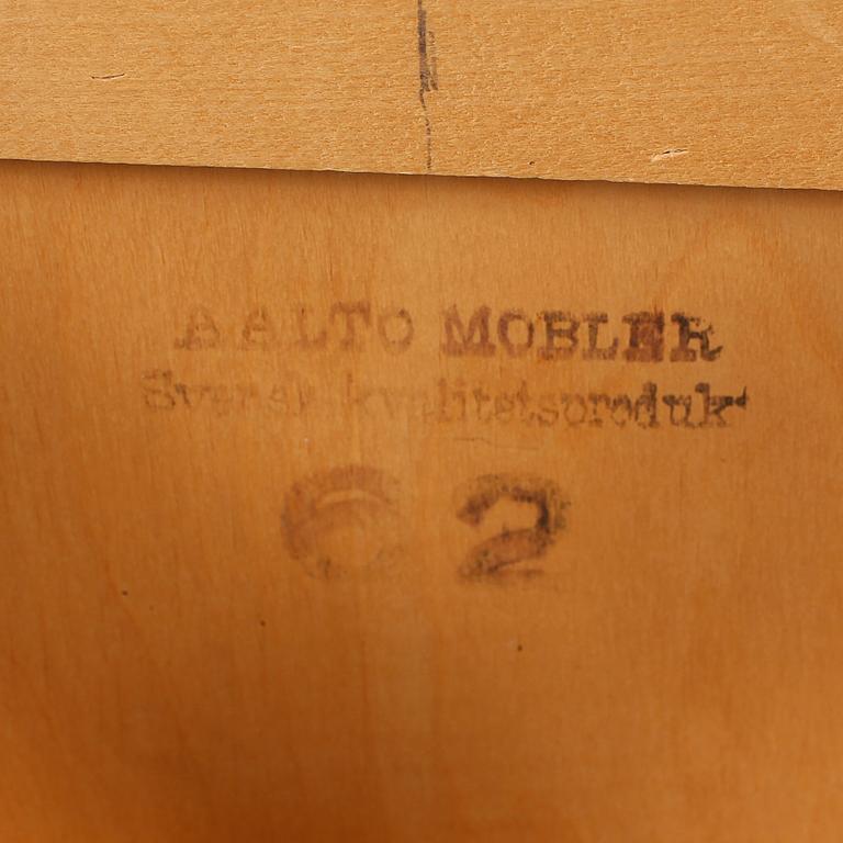 STOLAR, ett par, Alvar Aalto, modell 62, omkring år 1950.