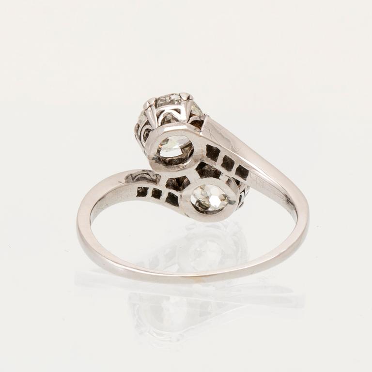 A platinum ring "sibling ring/twin ring" set with round old-cut and brilliant-cut diamonds.