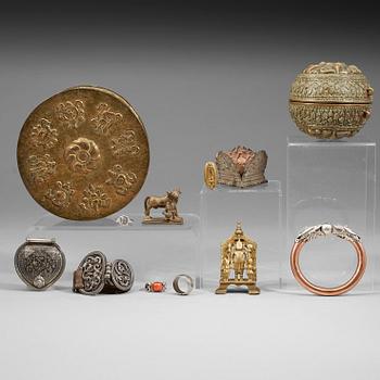 22. A group of ritural objects and jewellry, Tibet/Nepal, 19th Century or older.