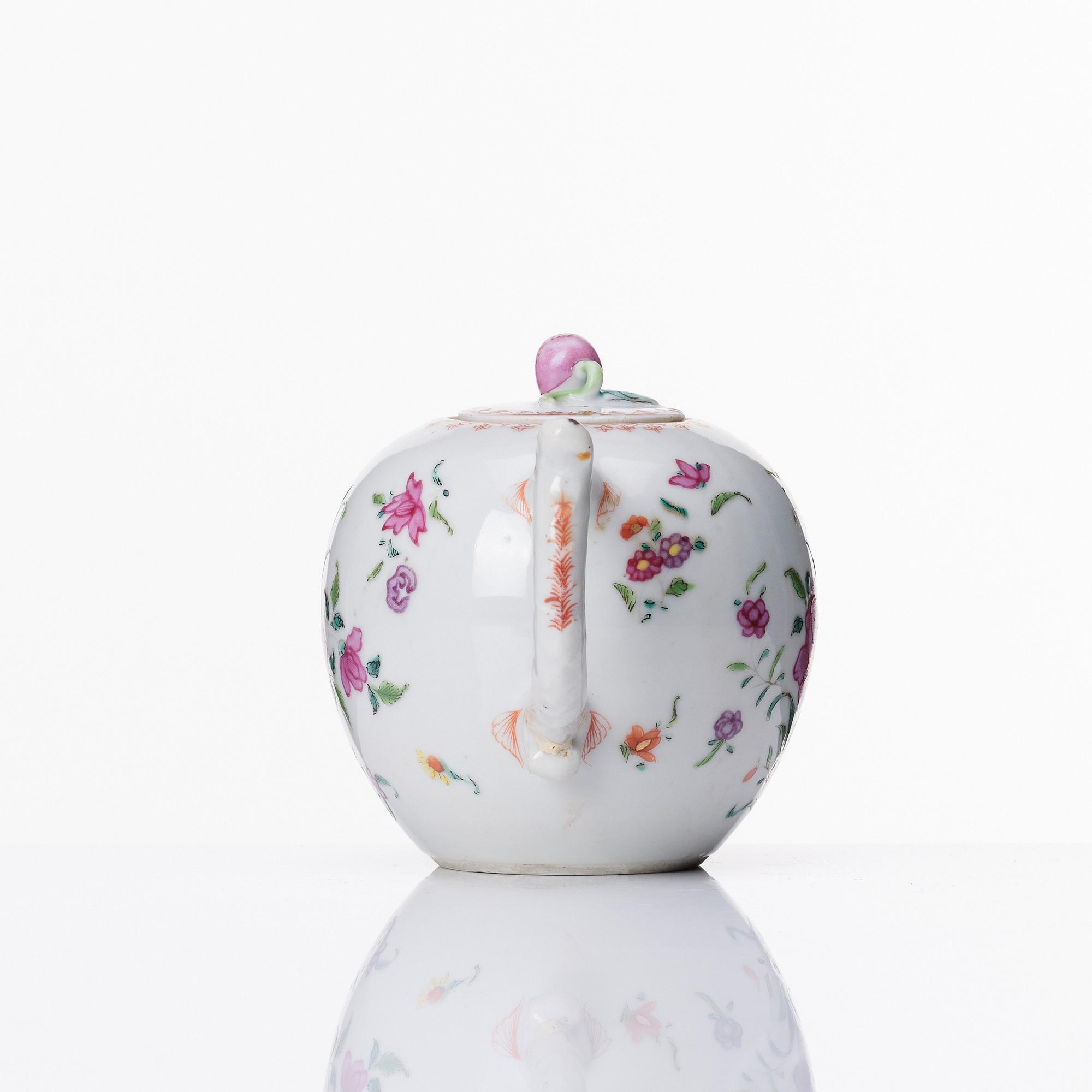 A famille rose teapot, Qing dynasty, Qianlong (1736-95).