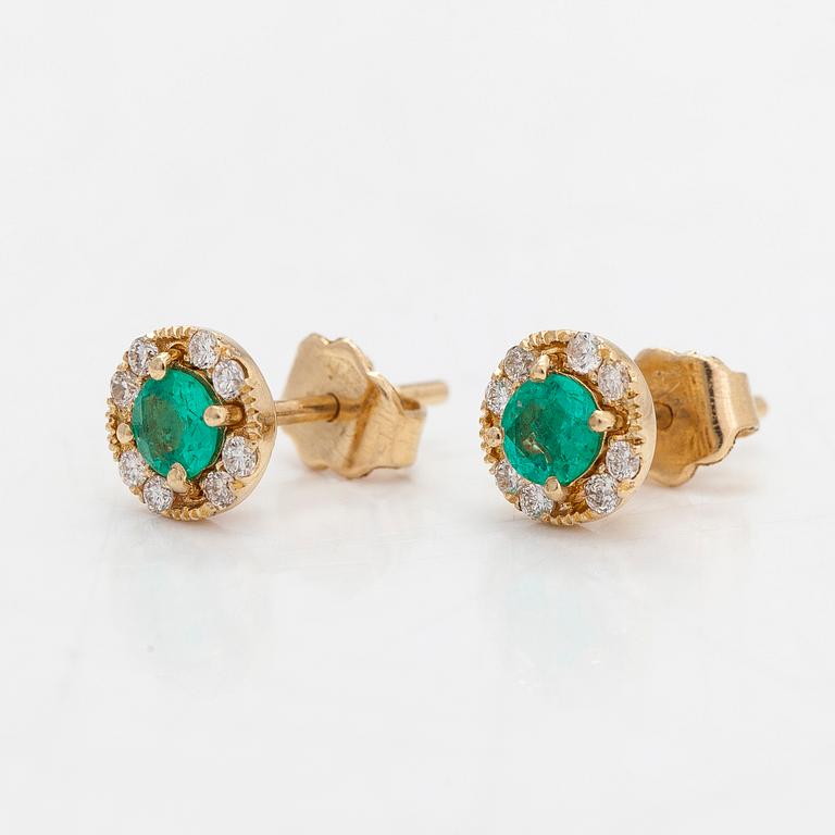 Örhängen samt kedja ca 18K guld och hänge ca 14 guld med smaragder och diamanter tot. ca. 0.24 ct.