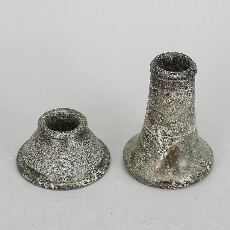TÄNDSTICKSHÅLLARE, 2st, kolmårdsmarmor, 1800-tal.