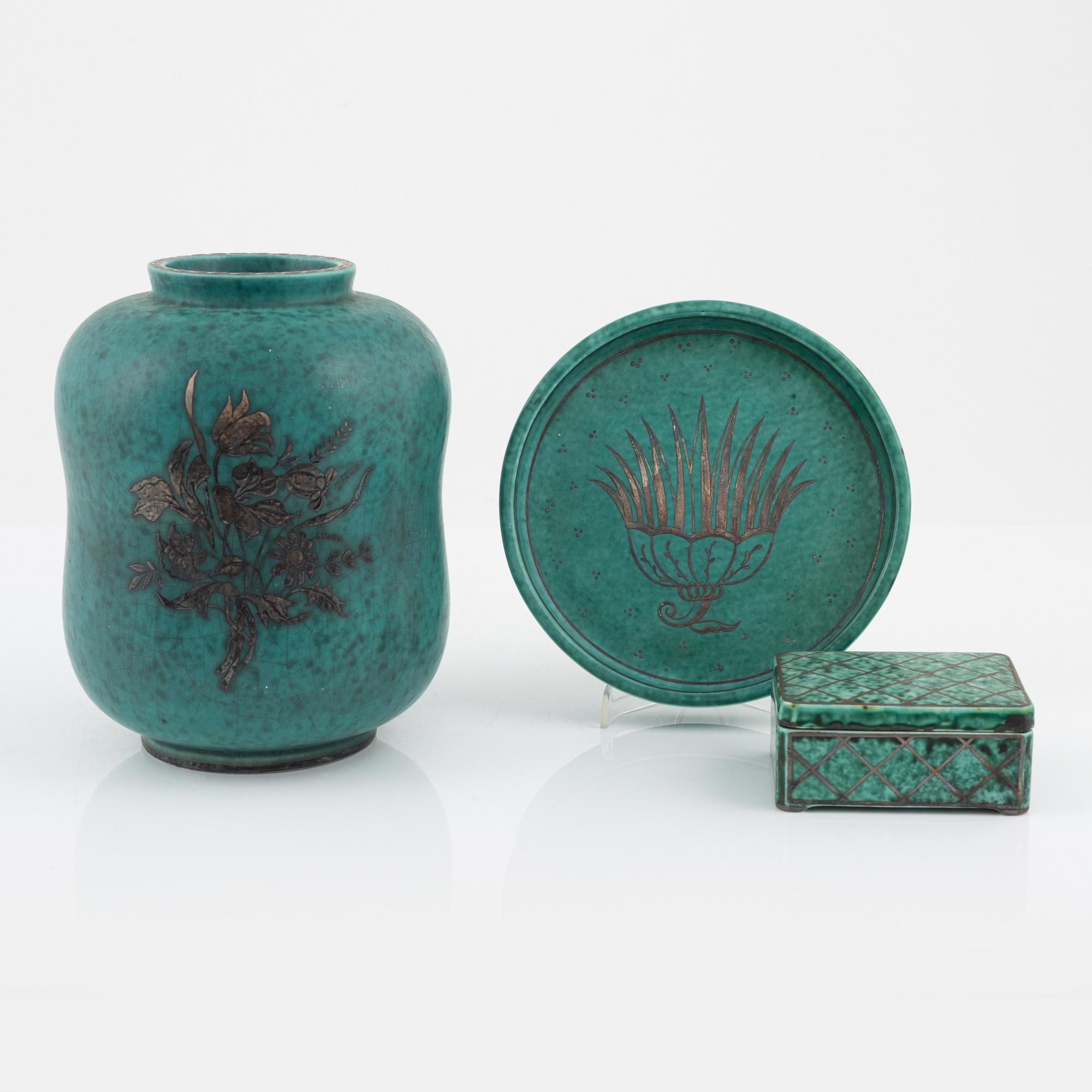 Wilhelm Kåge, vas, ask samt fat, stengods, "Argenta", Gustavsberg.