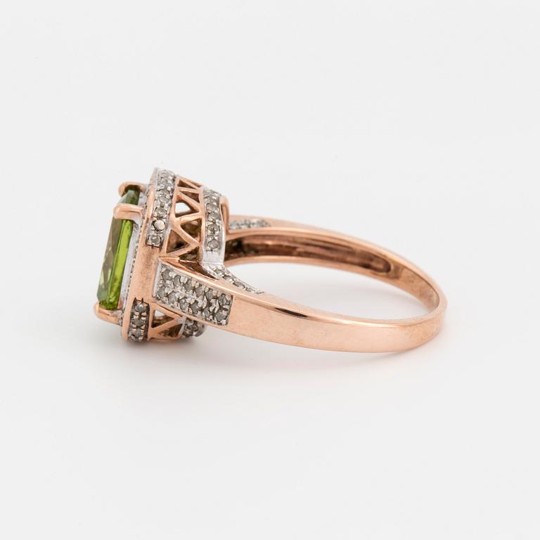 RING med checkerslipad periodot och briljantslipade diamanter.