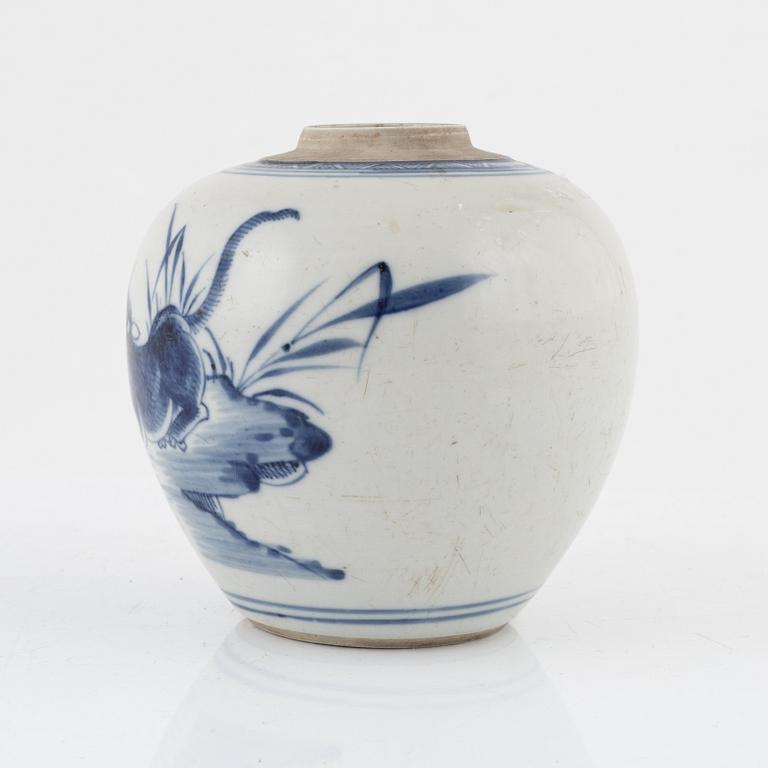 A blue and white porcelain urn, China, Qingdynasty, first half of the 20th century.