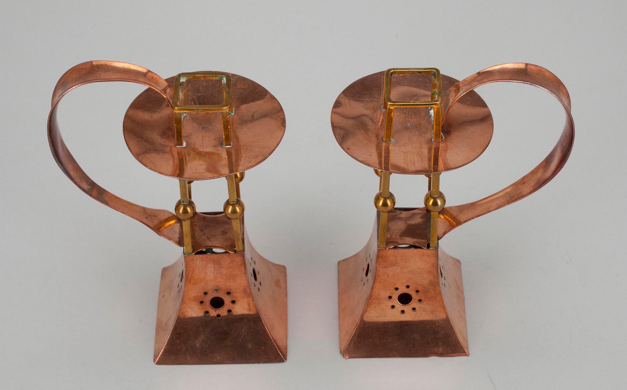 LJUSSTAKAR, ett par, jugend, koppar samt mässing, Carl Deffner, Esslingen, Tyskland 1900-talets början.