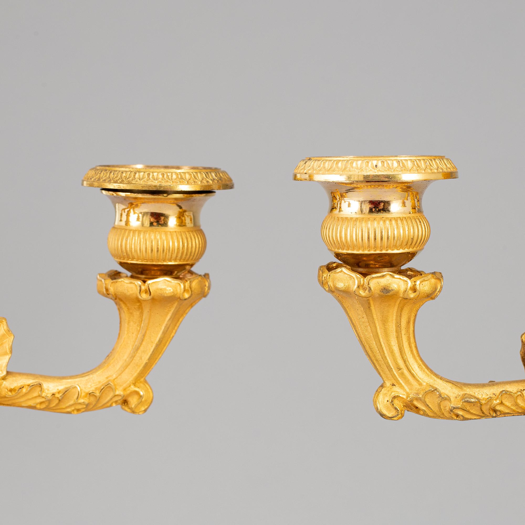 KANDELABRAR, ett par, senempire, förgylld och patinerad brons, 1800-talets första hälft.