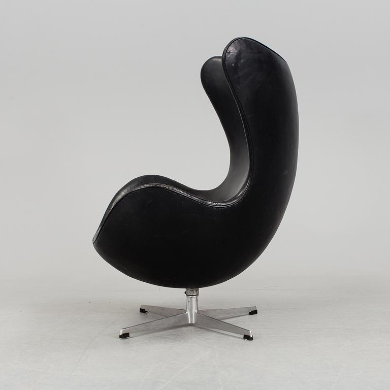 A Danish Arne Jacobsen "Ägget" armchair for Fritz Hansen.
