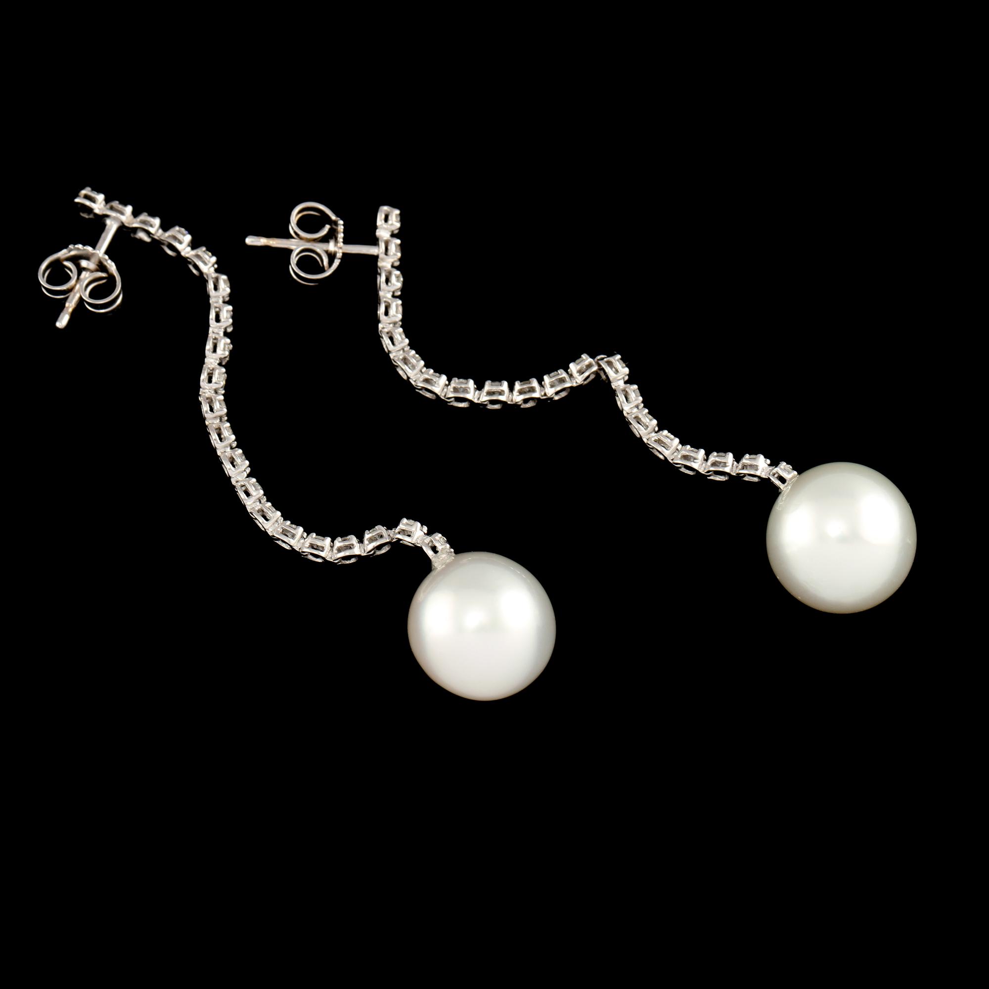 ÖRHÄNGEN, 18k guld med briljantslipade diamanter 0.61 ct samt South Sea pärlor. Vikt 6 g.