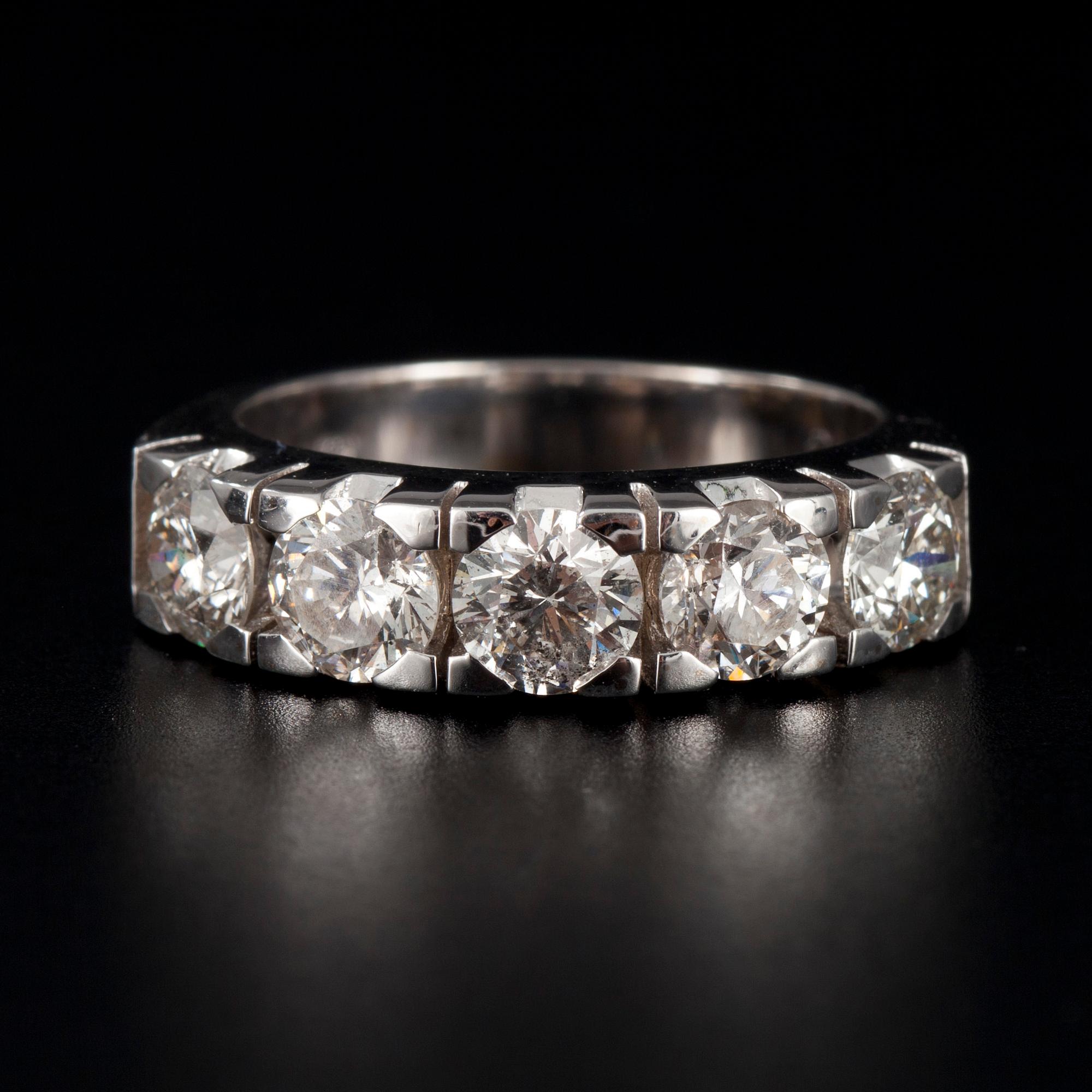 RING, vitguld 14K, 5 st. briljantslipade diamanter, tot. 2,50 ct. Vikt 6,9 g.