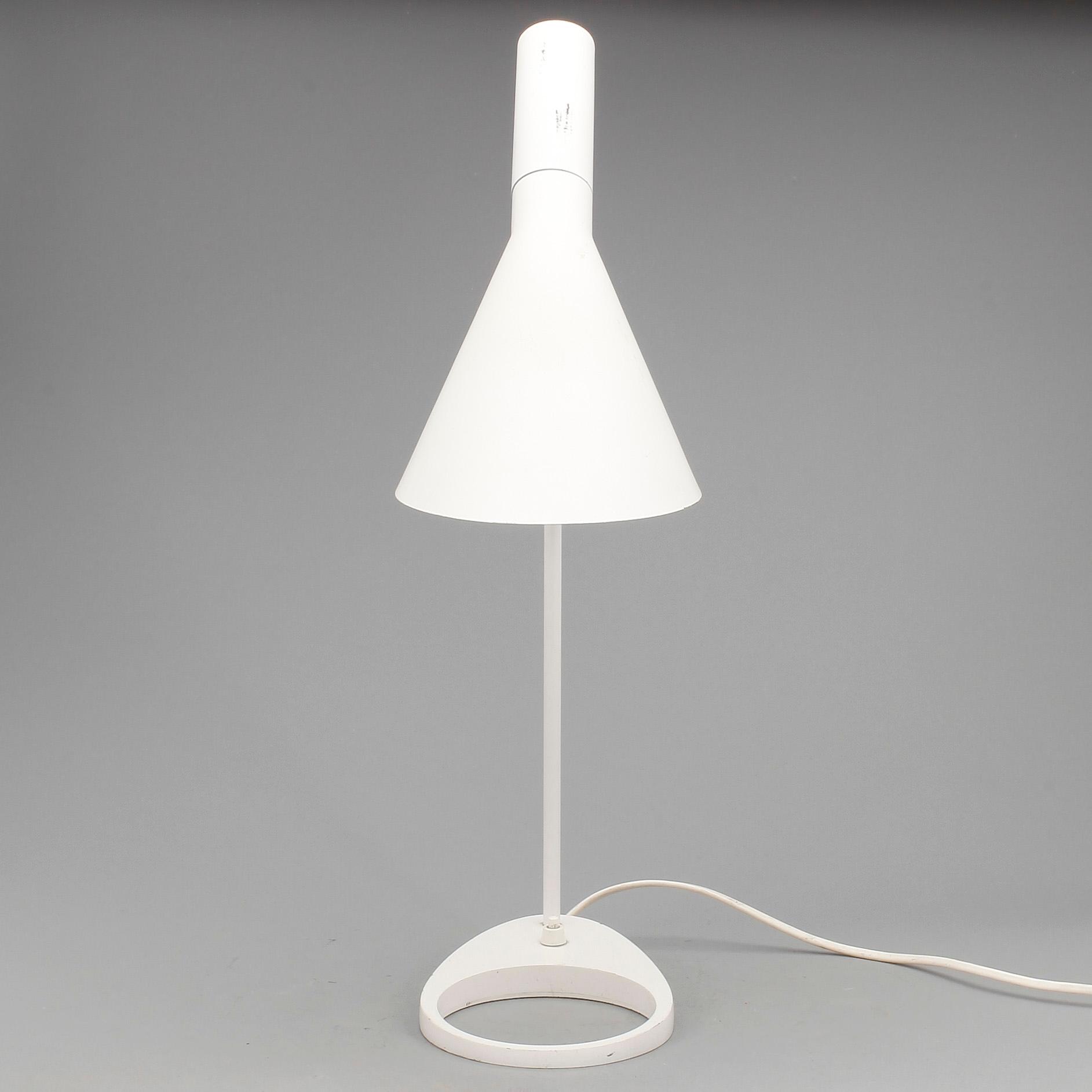 BORDSLAMPA, "AJ", Arne Jacobsen för Louis Poulsen. Inköpt 1980-tal.