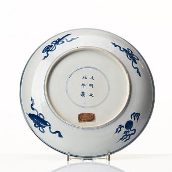 A blue and white dragon dish, Qing dynasty, Kangxi (1662-1722).