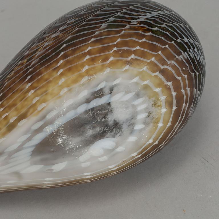 OIVA TOIKKA, a glass sculpture of a bird, Nuutajärvi Notsjö, Finland, E994/3000.