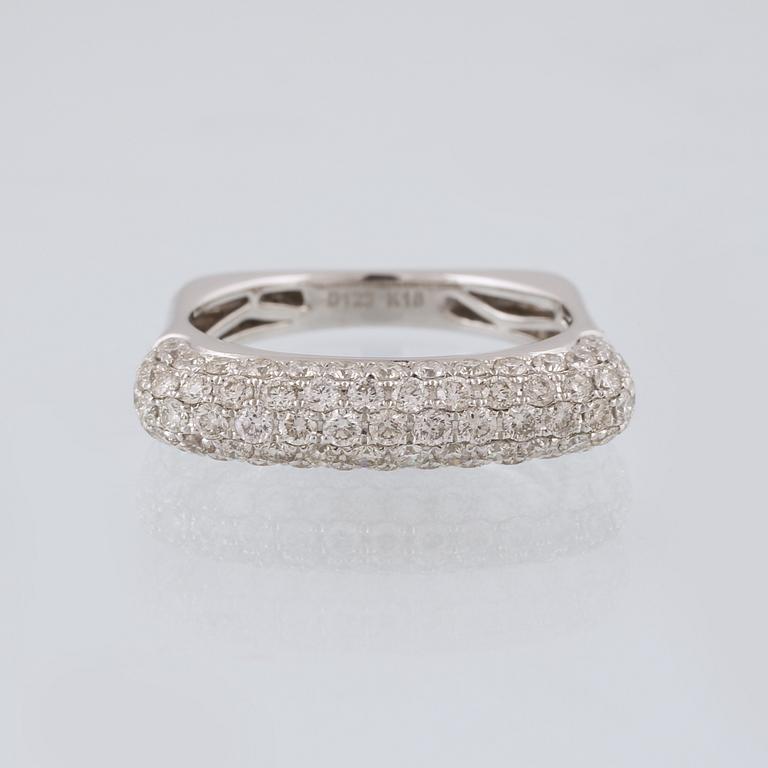 RING, 18K vitguld med 85 briljantslipade diamanter, 1.23 ct. Vikt 5,4 gram.