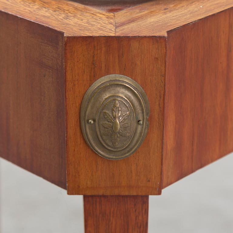 TEBORD, med fajansbricka, 1700-talets andra hälft.