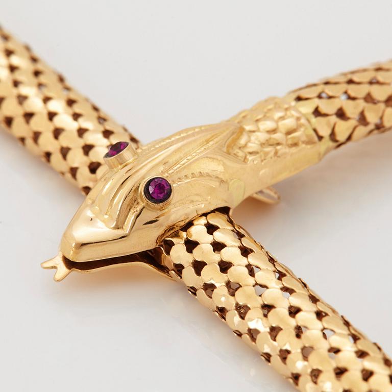 An 18K gold snake necklace.