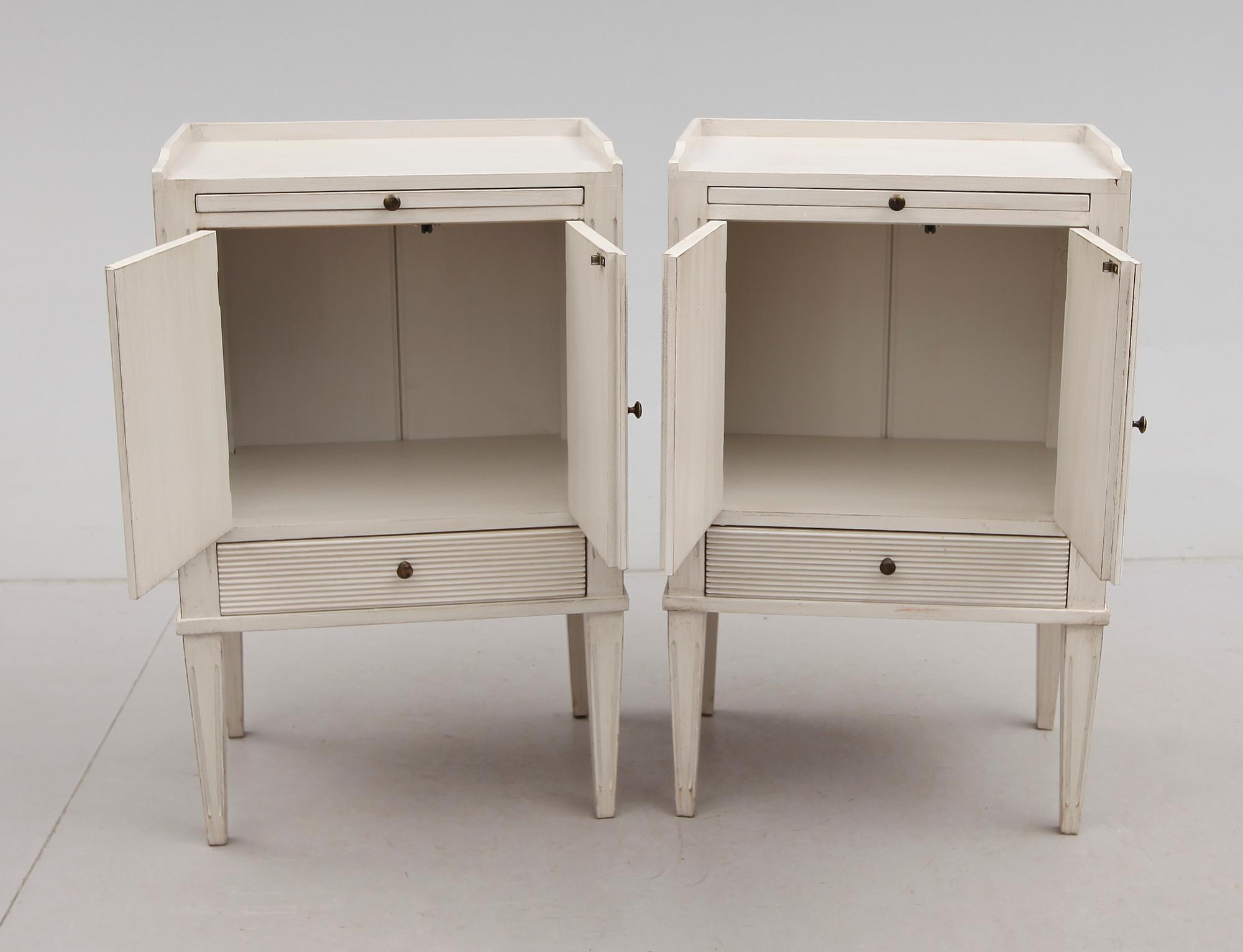 SÄNGBORD, 1 par, gustaviansk stil, 1900-talets andra hälft.
