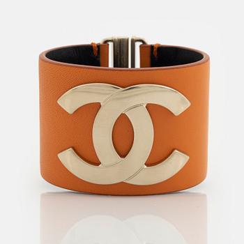 Chanel, a leather and steel bracelet, size S.