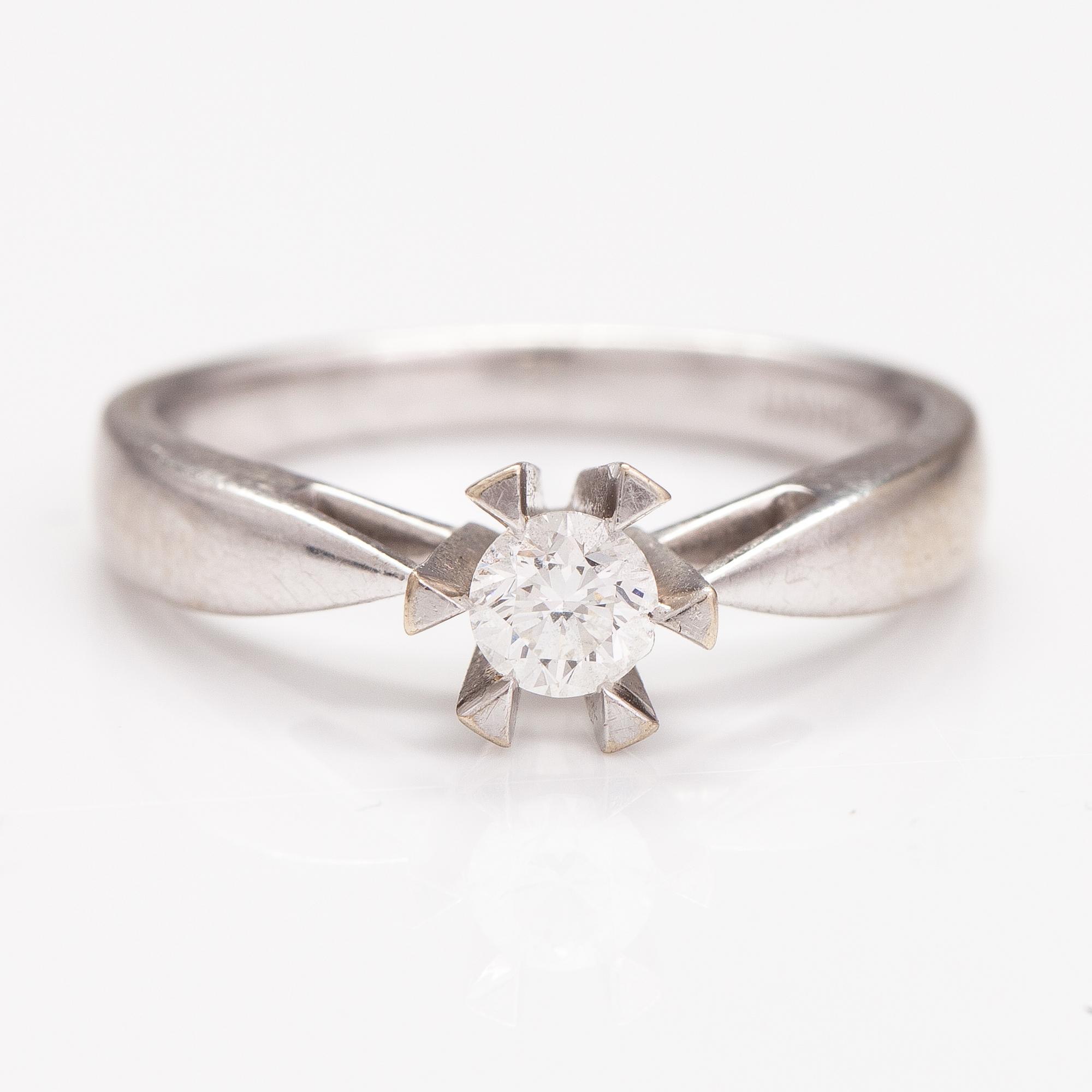A 14K white gold ring with a diamond ca. 0.30 ct. Marked Chanti.