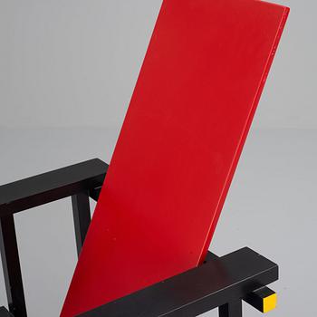 Gerrit Rietveld, fåtölj, "Red and blue chair", Cassina, formgiven 1918.