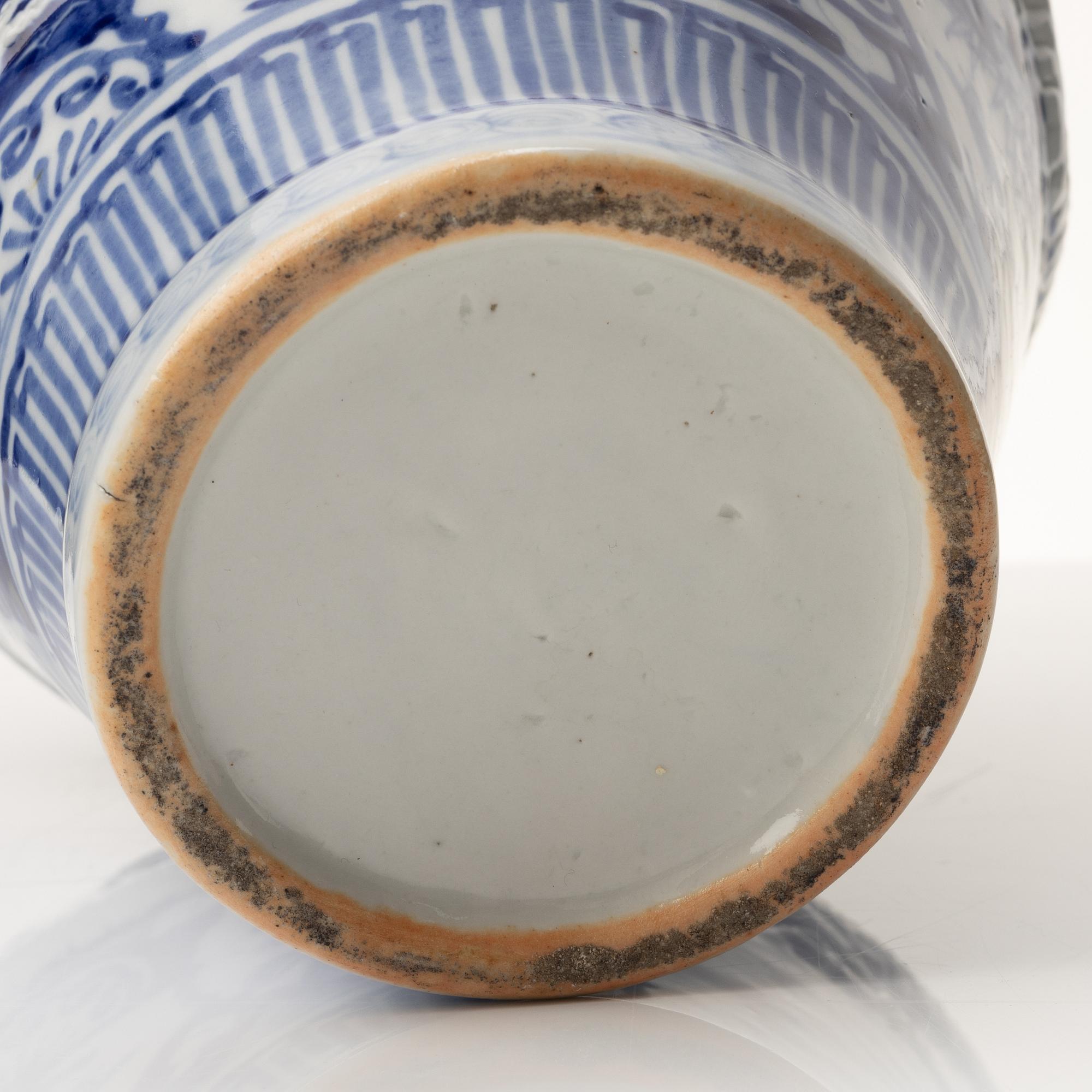 A pair of Japanese blue and white dragon jars, Meiji period (1868-1912).