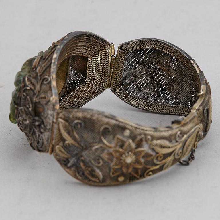 A Chinese silver filigree bracelet with inlays stone, early 20th century.