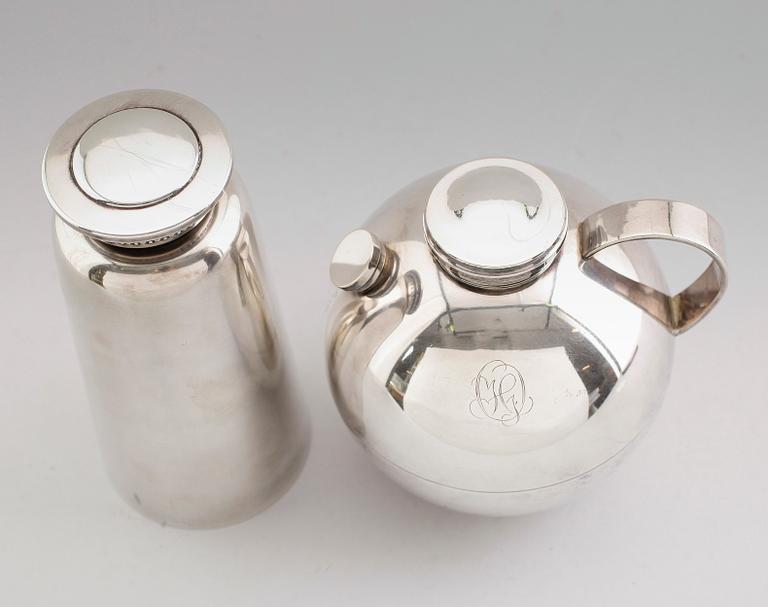 COCKTAILSHAKERS, 2 st, nysilver, GAB och CG Hallberg, 1900-talets första hälft.