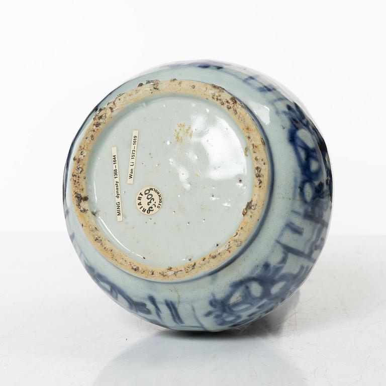 A blue and white kraak bottle, Ming dynasty, Wanli (1572-1620).