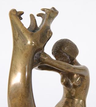 SKULPTUR, gulmetall, monogramsign samt bär gjutarstämpel "J.N ROSENGREN KONSTGJUTERI LIMHAMN".