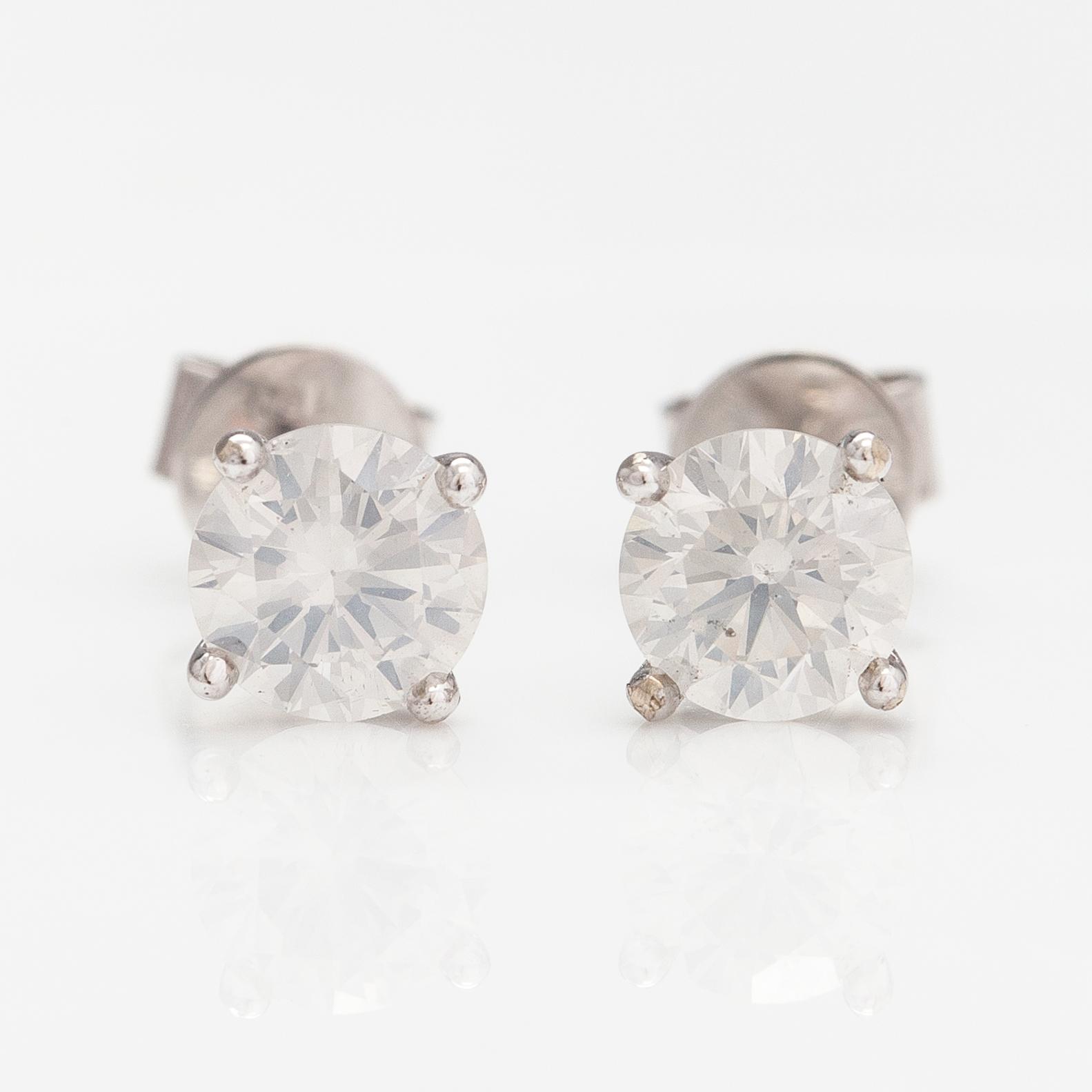 A pair of 18K white gold earrings with diamonds ca. 1.02 ct in total. AIG certificate.