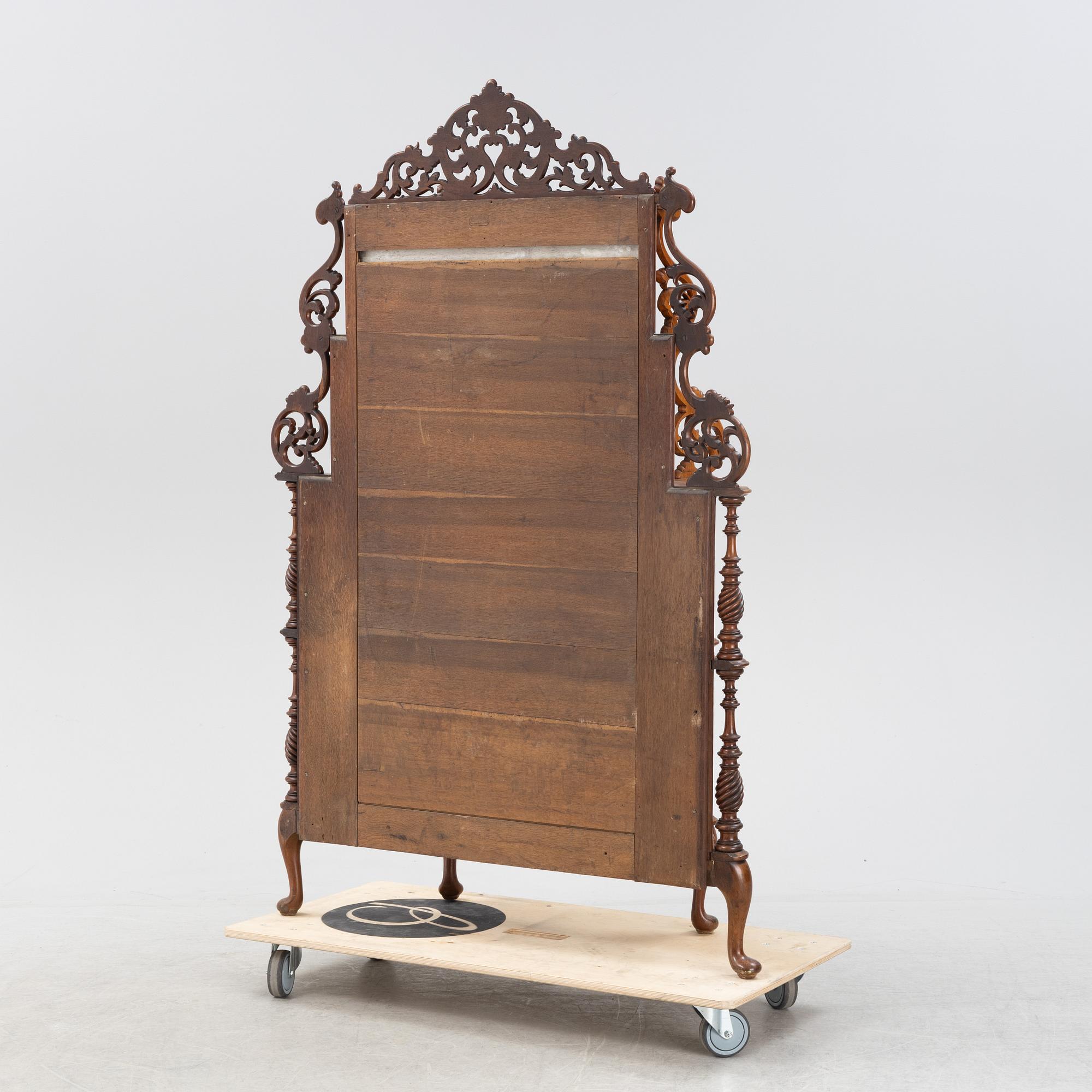 A walnut etagere shelf, late 19th Century. - Bukowskis