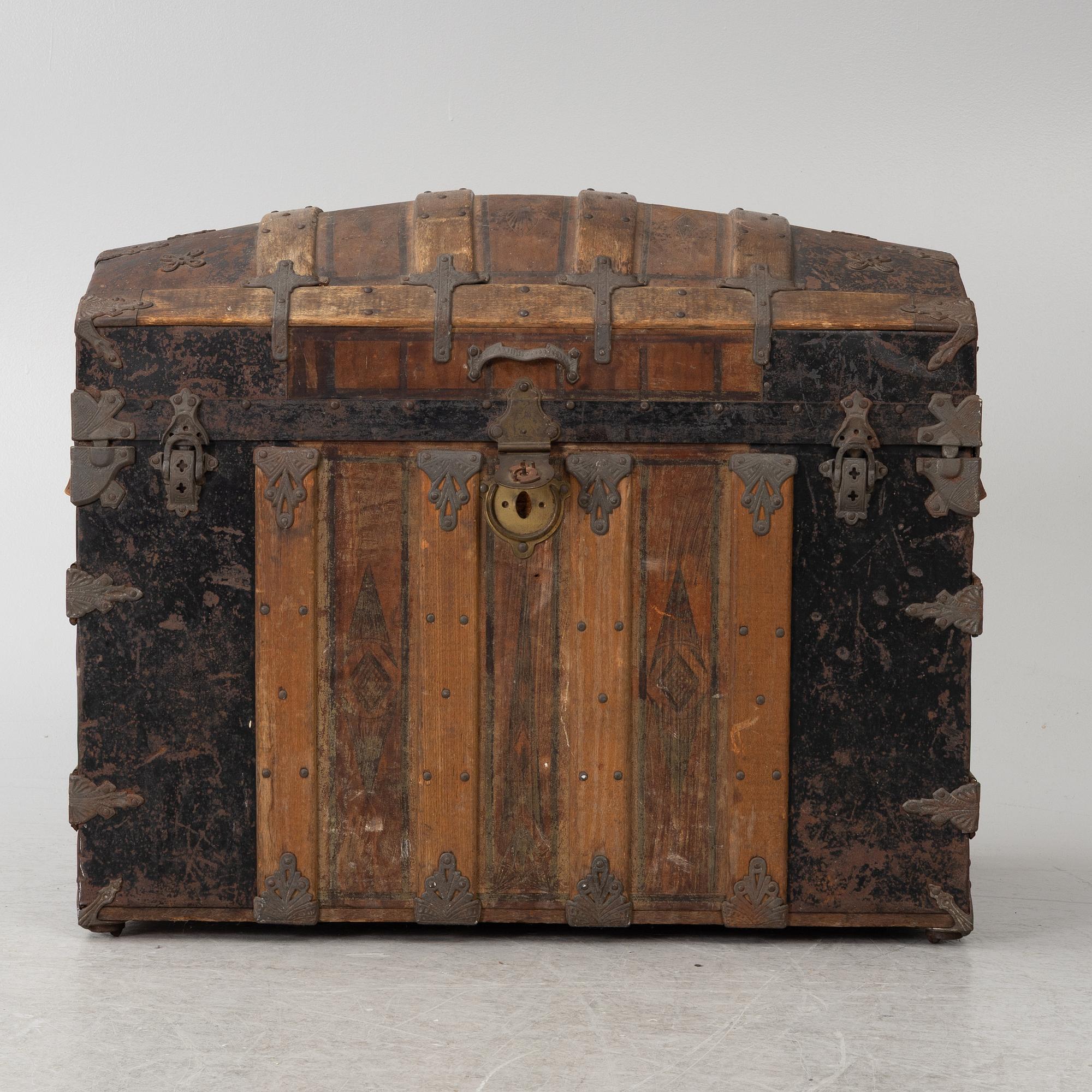A trunk, late 19th century.