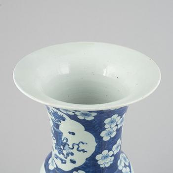 A blue and white porcelain vase, China, Qing dynasty, 19th century.