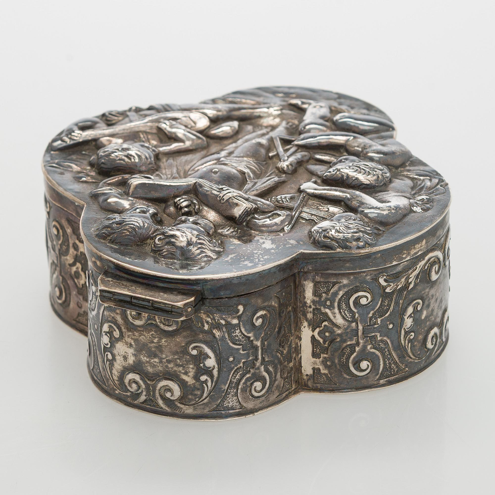 Breidenstein & Renaud, box with lid, silver, Frankfurt circa 1900.