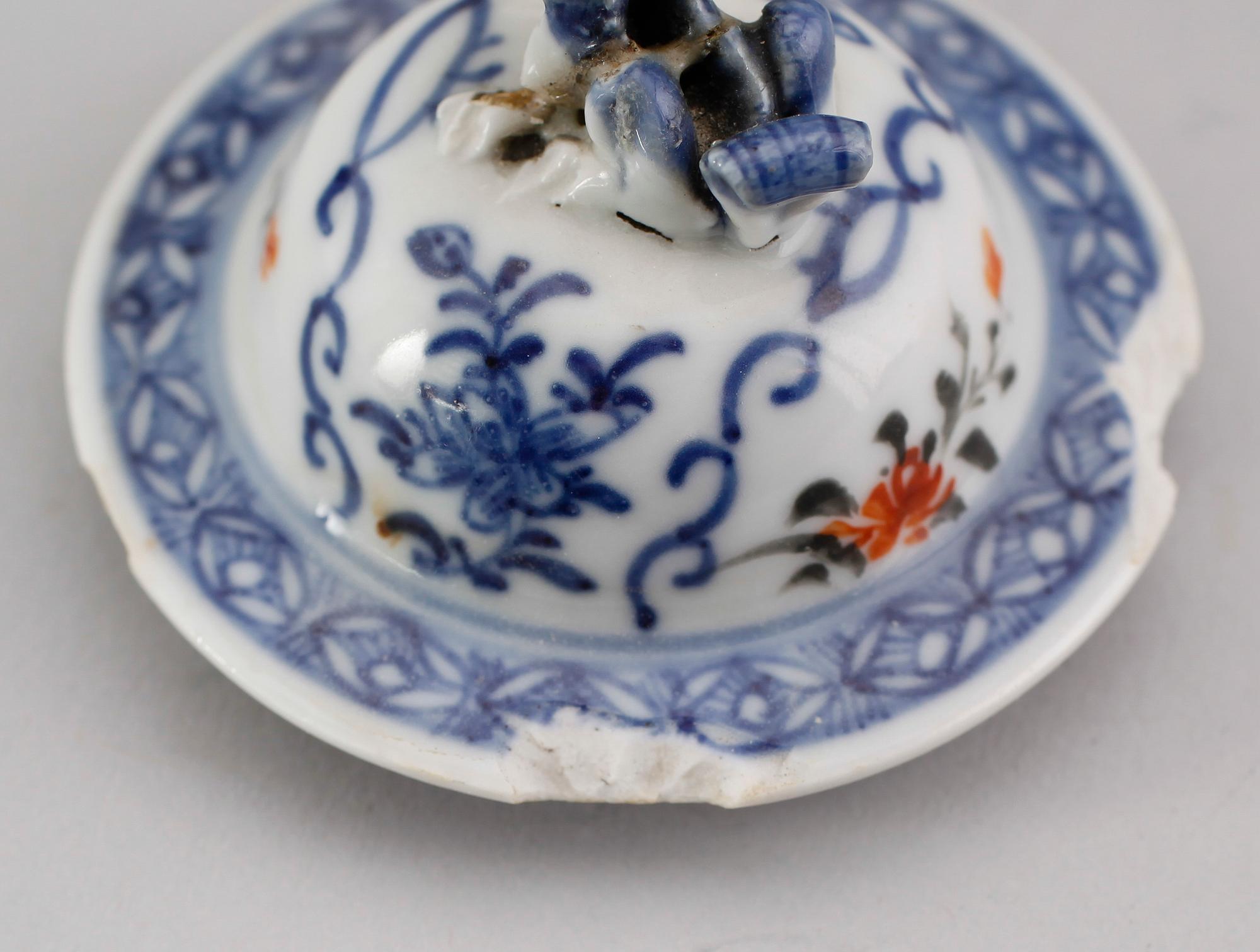 LOCKURNOR,  1 par samt VAS, porslin, Kina, 1700-tal.