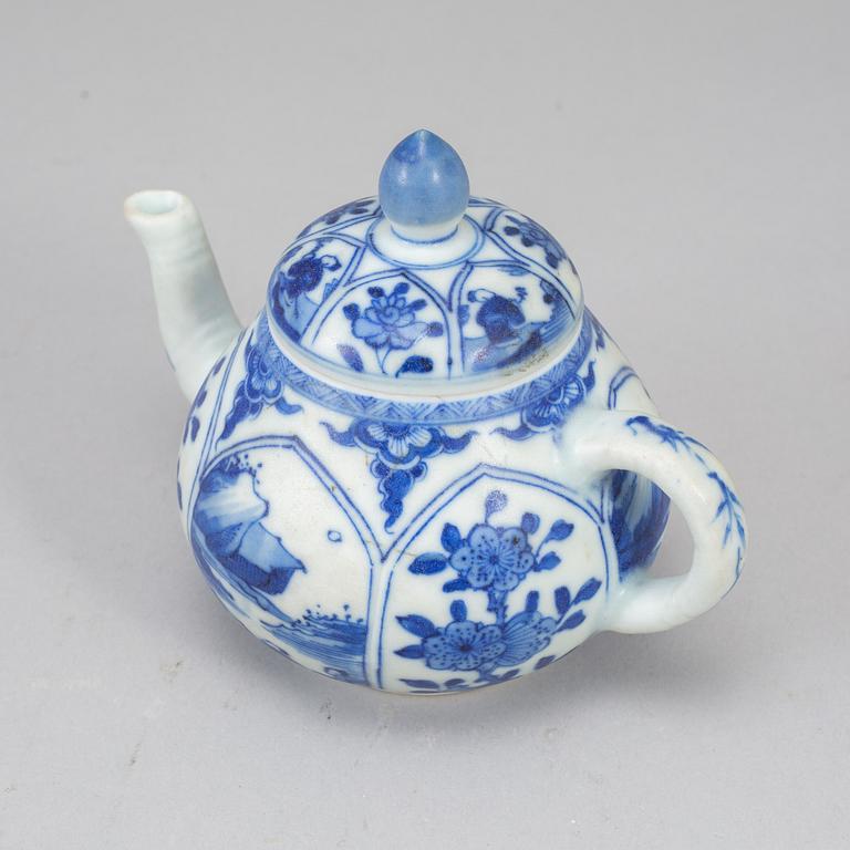 A blue and white teapot with cover, Qing dynasty, Kangxi (1664-1722).