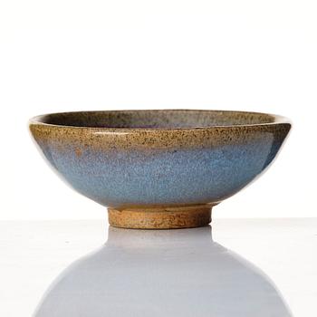 A Jun glazed bowl, Ming dynasty (1368-1644).