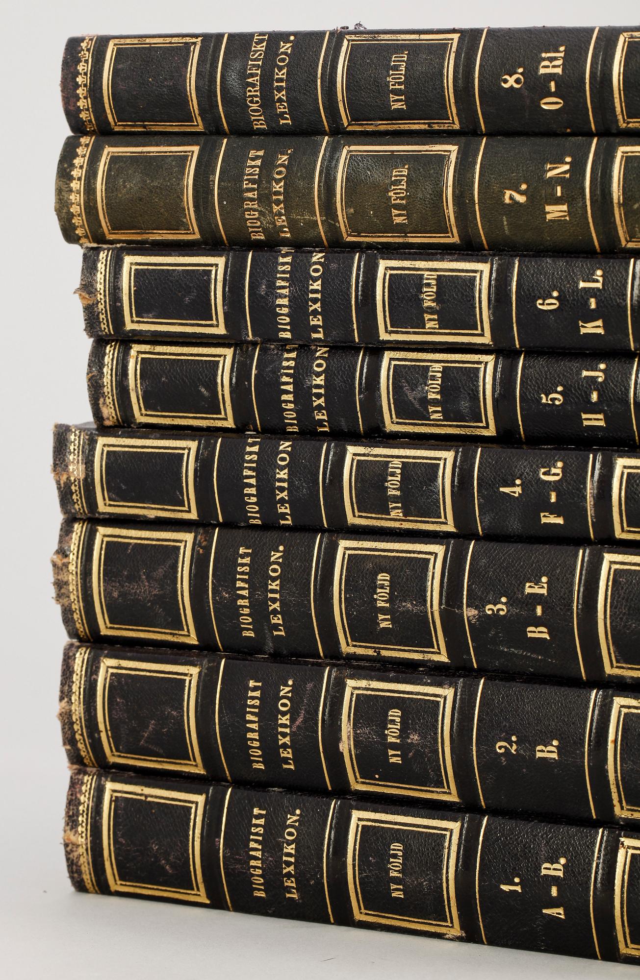 LEXIKON, 24 + 8 vol, "Biografiskt lexikon öfver namnkunnige svenske män" resp "Svenskt biografiskt lexikon, ny följd", blandat olika upplagor o tryckår, 1800-tal.