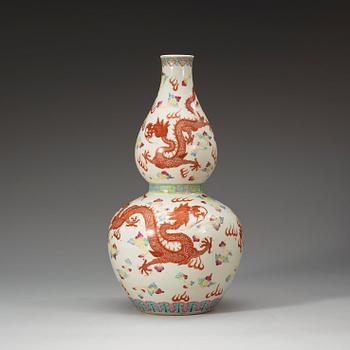 VAS, porslin. Kina, 1900-tal med Qianlongs sigillmärke.
