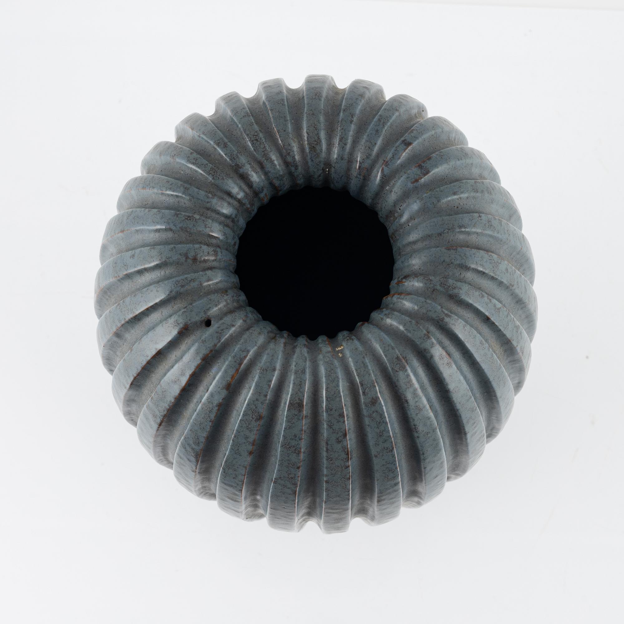 Vicke Lindstrand, a vase, Upsala-Ekeby, mid 20th Century.