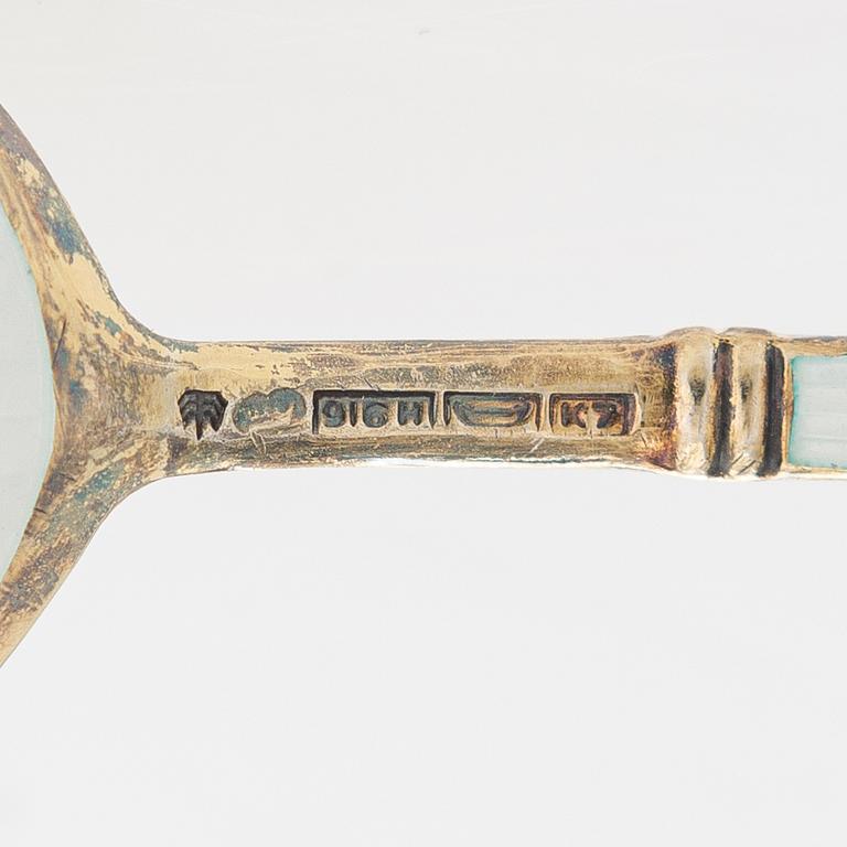 Tillander, mokkalusikoita, 6 kpl, kullattua hopeaa, emalia, Helsinki 1963. Alkuperäisrasiassa.