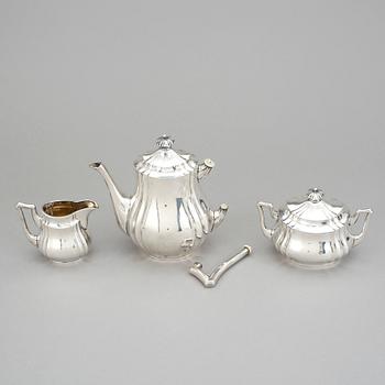 KAFFESERVIS, 3 delar, silver, importstämplar CG Hallberg, Stockholm, 1916, 1918 och 1919. Vikt ca 1015 gram.
