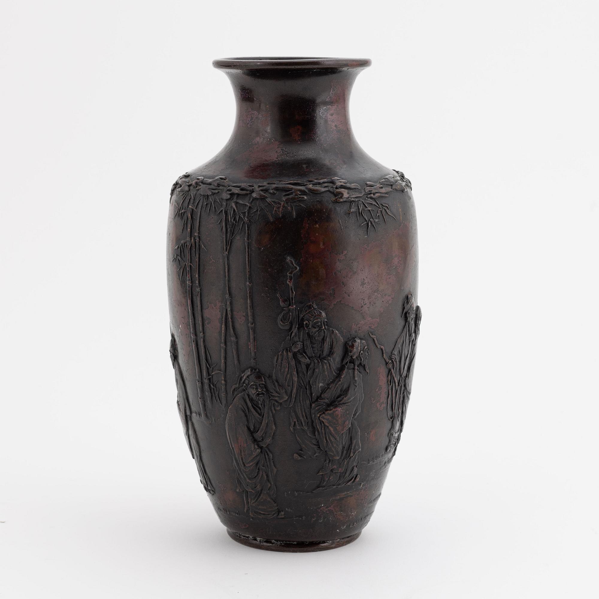 A Japanese bronze vase, 20th century.