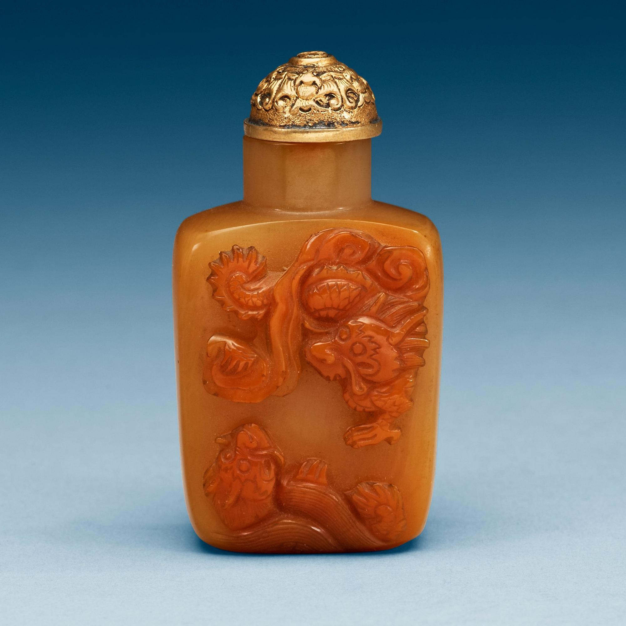A carved agate snuff bottle, Qing dynasty (1644-1912).
