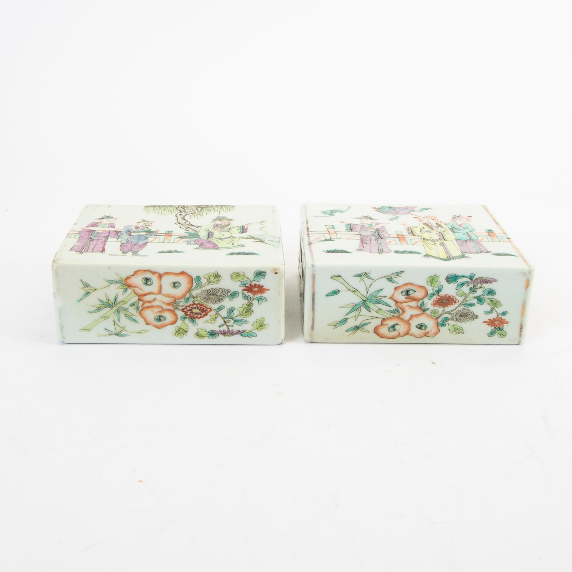 Kuddar, två stycken, porslin. Kina, tidigt 1900-tal.