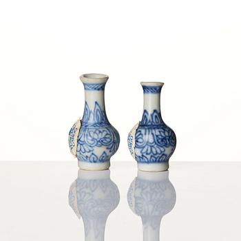 A pair of Chinese blue and white 'Vung Tau Cargo' porcelain miniature vases, Qing dynasty, around 1690.