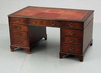 SKRIVBORD, engelsk stil, 1900-talets andra hälft.