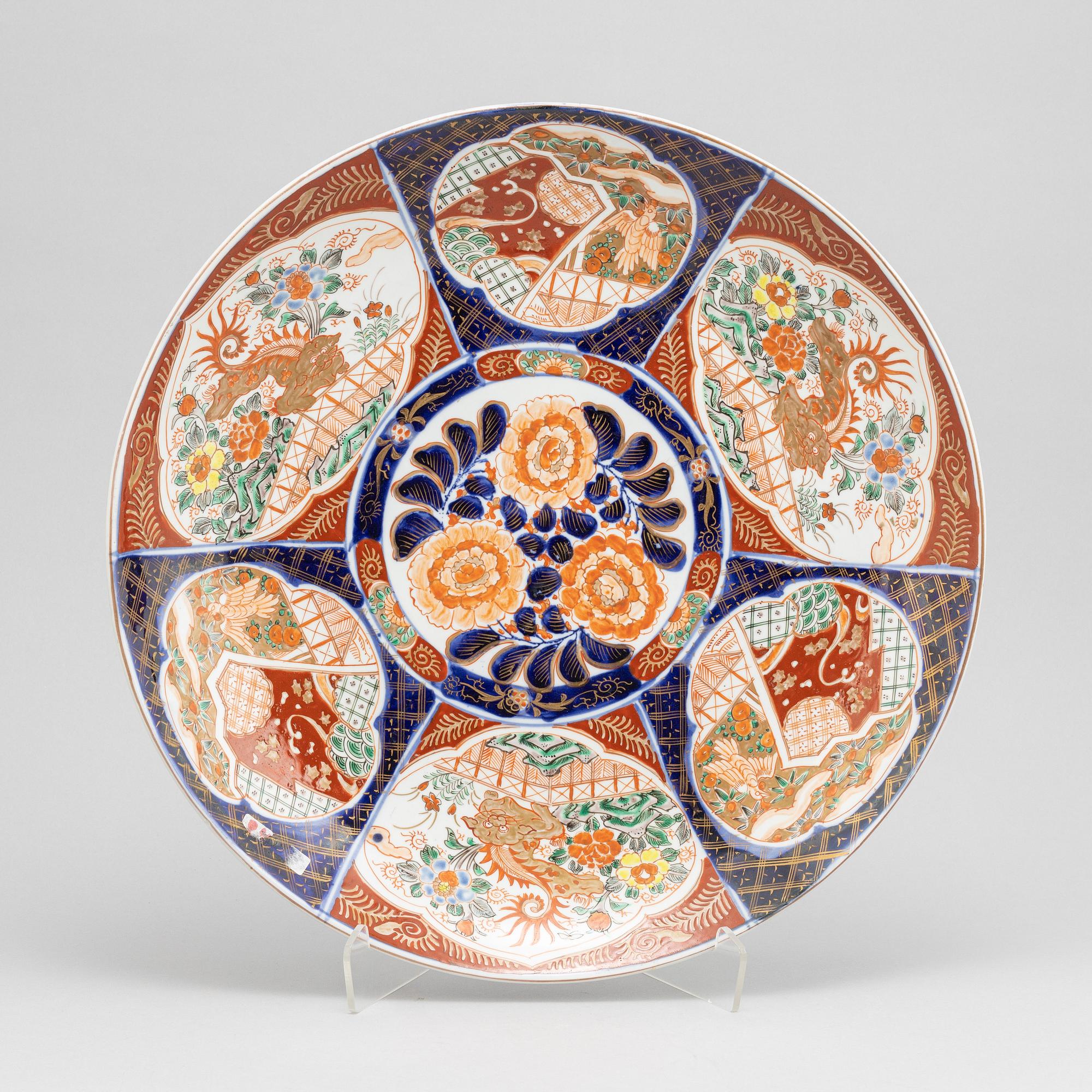 A pair of large Japanese porcelain dishes, 20th century.